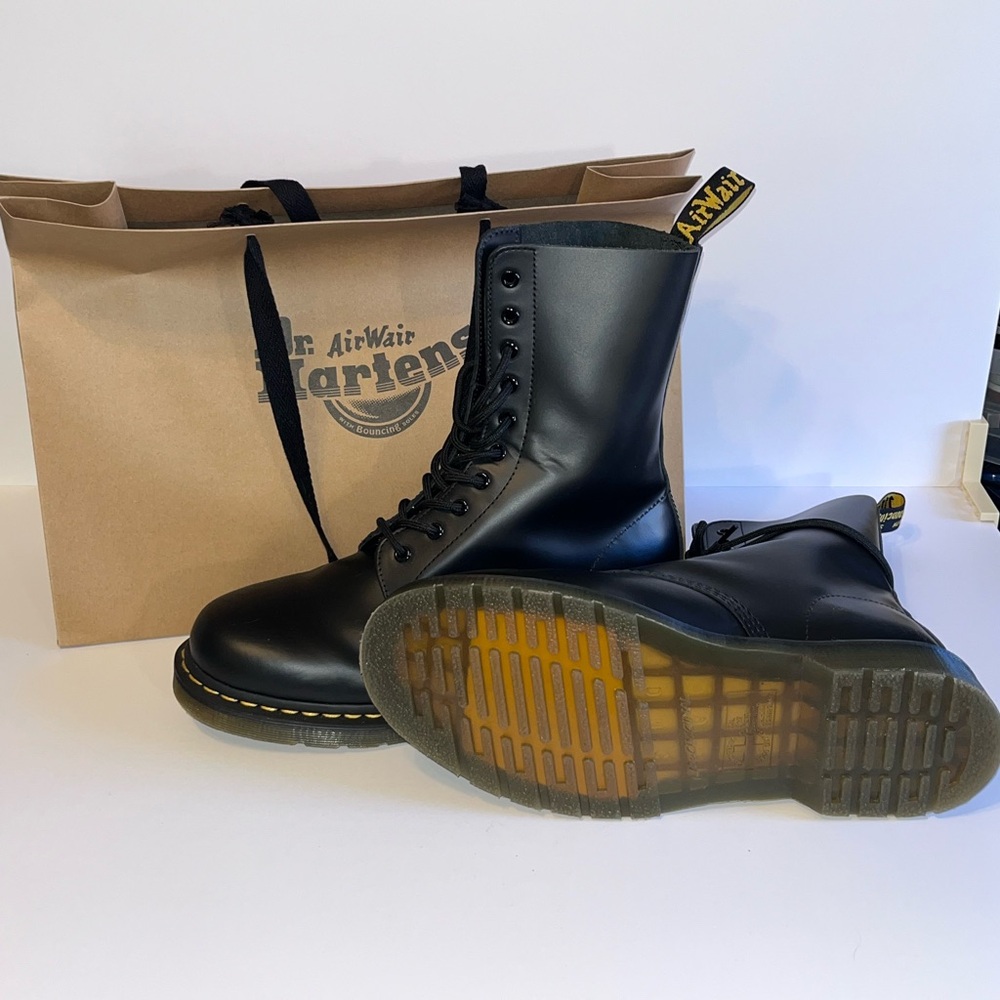 Dr. Marten 1490 Mid Calf Boot in Smooth Leather 10-eye Classic Black | LIKE NEW